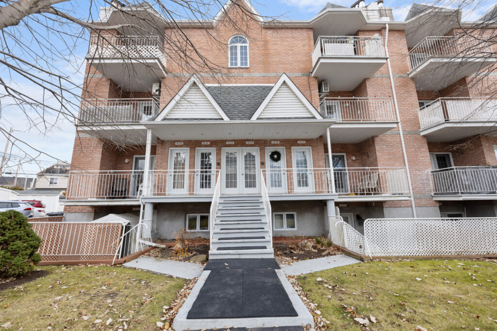 16138 Rue Forsyth — Façade / Exterior