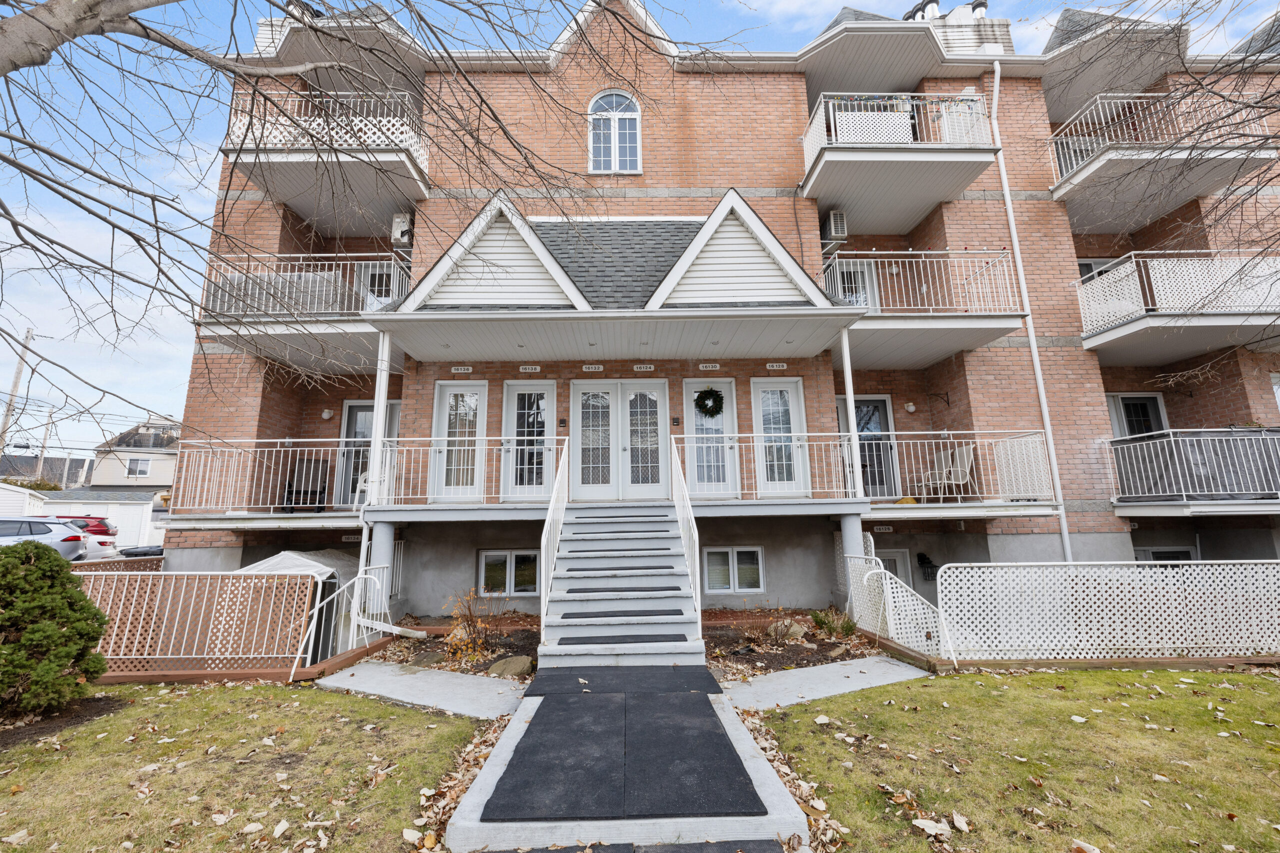 16138 Rue Forsyth — Façade / Exterior